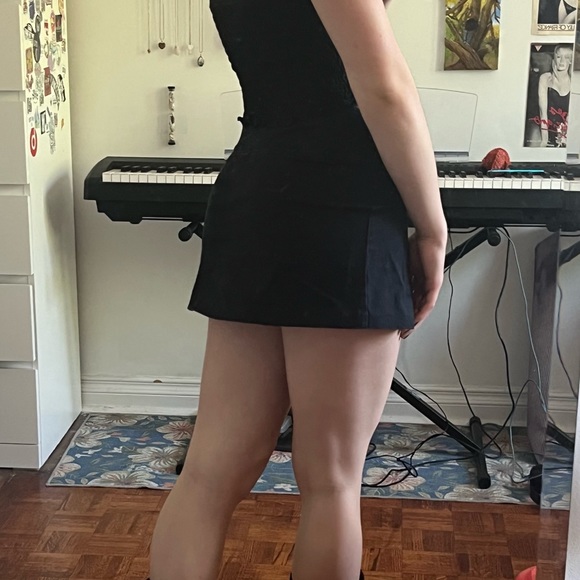 Black mini skirt with pleat - Picture 3 of 3